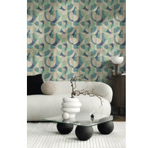 Wohnzimmer mit Retro Tapete, Sofa und Couchtisch