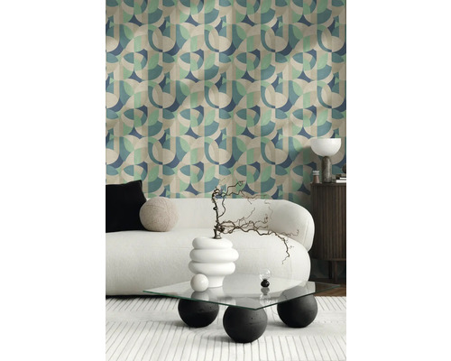 Wohnzimmer mit Retro Tapete, Sofa und Couchtisch