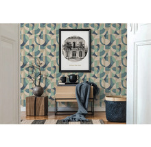 Einrichtungsbeispiel mit geometrischer Tapete, Beistelltisch und Wohnaccessoires für ein stilvolles Zuhause.