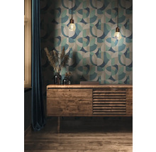 Wohnzimmer mit gemusterter Tapete, Pendelleuchten und Holzkommode