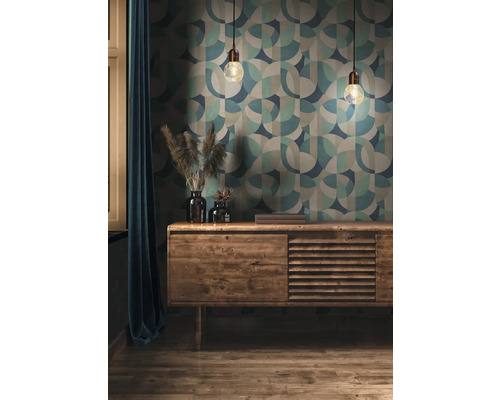 Wohnzimmer mit gemusterter Tapete, Pendelleuchten und Holzkommode