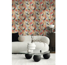 Wohnzimmer mit geometrischer Tapete, Sofa und Couchtisch