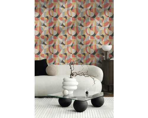 Wohnzimmer mit geometrischer Tapete, Sofa und Couchtisch