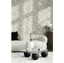 Wohnzimmer mit geometrischer Tapete, Sofa und Couchtisch