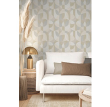 Wohnzimmer mit grafischer Tapete, Sofa, Tischlampe und Dekoration