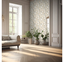 Heller Wohnraum mit geometrischer Tapete, Sofa und Pflanzen