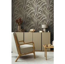 Einrichtungsidee mit floraler Vliestapete, Sessel und Anrichte