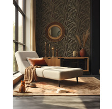 Helles Wohnzimmer mit Liege, Teppich und gemusterter Tapete