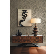 Dekorativer Raum mit Kommode, Lampe, Kunstwerk und gemusterter Tapete