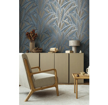 Wohnzimmer mit gemusterter Tapete mit Blattmotiven, Sessel, Kommode und Tisch