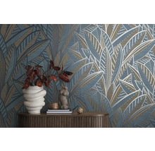 Dekorative Tapete mit abstraktem Blättermuster und passenden Dekorationsgegenständen auf einem Tisch