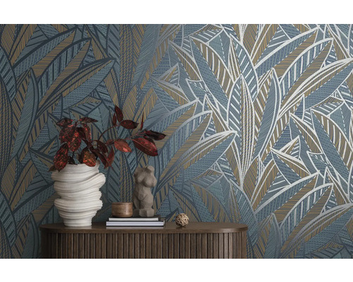 Dekorative Tapete mit abstraktem Blättermuster und passenden Dekorationsgegenständen auf einem Tisch