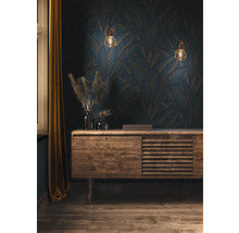 Wohnraum mit Holzkommode, Dekorationsgegenständen und gemusterter Tapete.