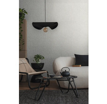 Wohnzimmer mit Sofa, Sessel, Tisch und Hängelampe