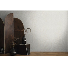 Helle Tapete mit abstraktem Linienmuster in einem Raum mit Dekoration