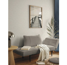 Wohnzimmer mit grauer Couch, Tischlampe und Wandbild