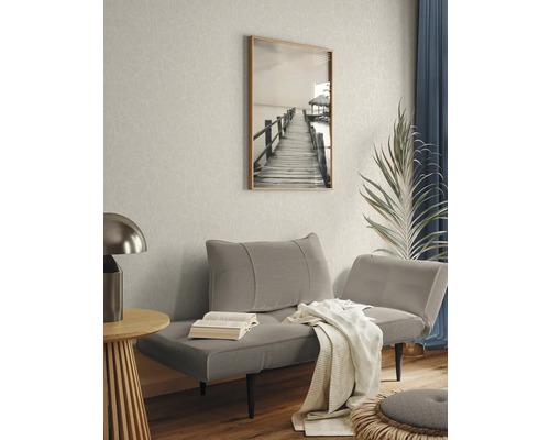 Wohnzimmer mit grauer Couch, Tischlampe und Wandbild