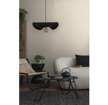 Wohnzimmer mit moderner Lampe, Sofa und Dekoration