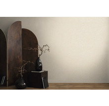 Dekorative Szene mit Stellwand, Vasen und Muster-Tapete.