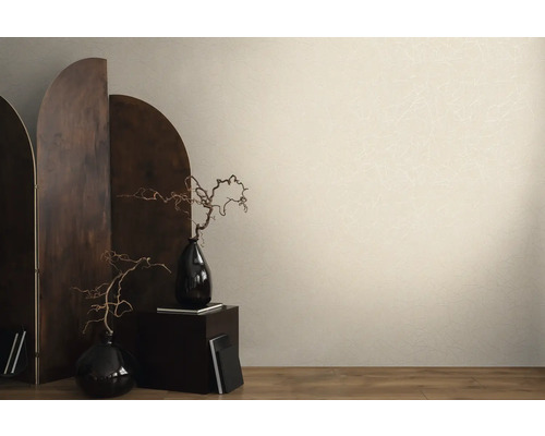 Dekorative Szene mit Stellwand, Vasen und Muster-Tapete.