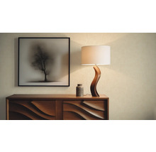 Dekorative Szene mit Kommode, Lampe, Bild und Vase