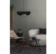 Wohnzimmer mit grauer Mustertapete, schwarzer Hängelampe und weißen Möbeln