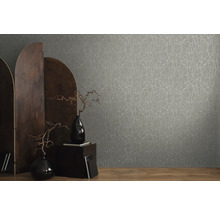 Wohnraumgestaltung mit grauer Tapete mit Zweigmuster, Dekoration und Raumteiler