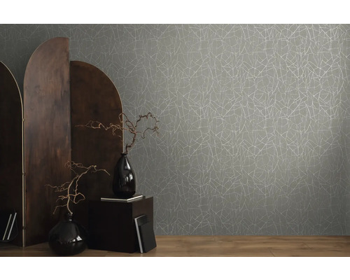 Wohnraumgestaltung mit grauer Tapete mit Zweigmuster, Dekoration und Raumteiler