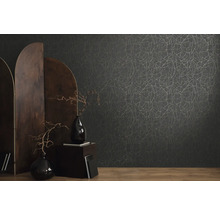 Raumansicht mit gemusterter Tapete, Raumteiler und dekorativen Vasen