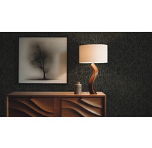 Wohnzimmer mit Kommode, Lampe und Wandbild