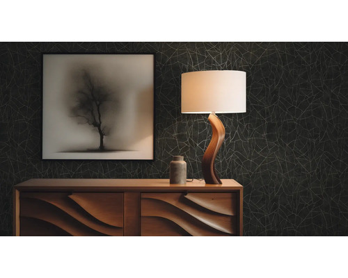 Wohnzimmer mit Kommode, Lampe und Wandbild