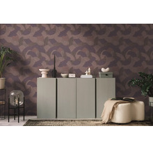 Dekoratives Wohnzimmer mit gemusterter Tapete, Kommode und Zimmerpflanzen