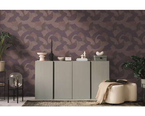 Dekoratives Wohnzimmer mit gemusterter Tapete, Kommode und Zimmerpflanzen