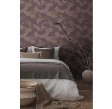 Schlafzimmer mit gemusterten Tapeten und Bett