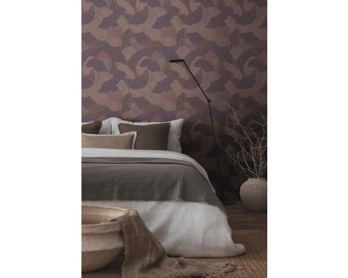 Schlafzimmer mit gemusterten Tapeten und Bett