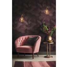 Wohnzimmer mit Sessel, Beistelltisch, Pendelleuchten und gemusterter Tapete