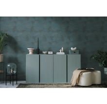 Wohnzimmer mit Kommode, Dekoration und gemusterter Tapete