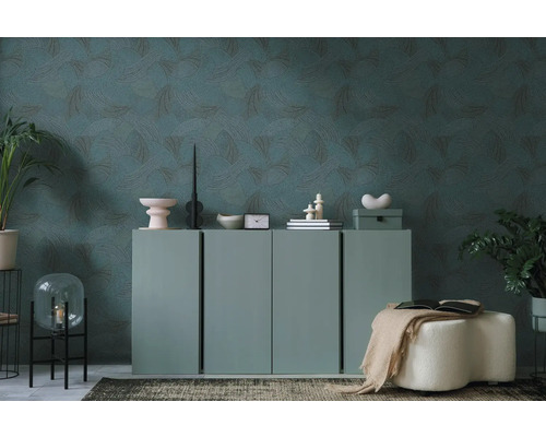 Wohnzimmer mit Kommode, Dekoration und gemusterter Tapete