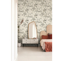 Dekoriertes Schlafzimmer mit floral gemusterter Tapete