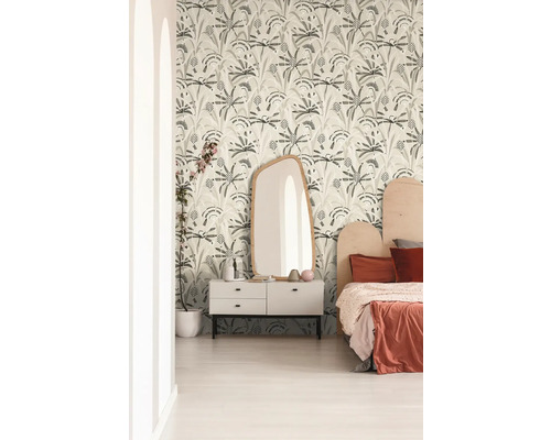 Dekoriertes Schlafzimmer mit floral gemusterter Tapete