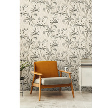 Dekoriertes Zimmer mit gemusterter Tapete, Sessel und Schrank für ein stilvolles Ambiente