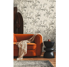 Wohnzimmer mit orangefarbenem Sofa, gemusterter Tapete und schwarzem Beistelltisch