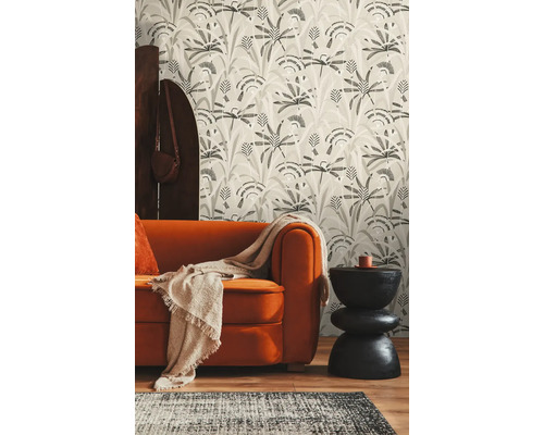 Wohnzimmer mit orangefarbenem Sofa, gemusterter Tapete und schwarzem Beistelltisch