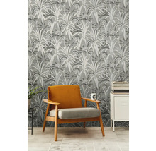 Zimmer mit grauer Tapete, Sessel und Schrank