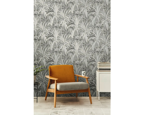 Zimmer mit grauer Tapete, Sessel und Schrank