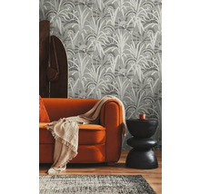 Wohnzimmer mit gemusterter Tapete, Sofa und Teppich