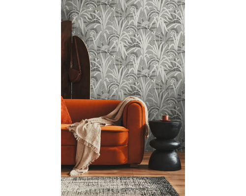 Wohnzimmer mit gemusterter Tapete, Sofa und Teppich