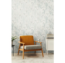 Wohnzimmer mit gemusterter Tapete, Sessel und Beistellschrank