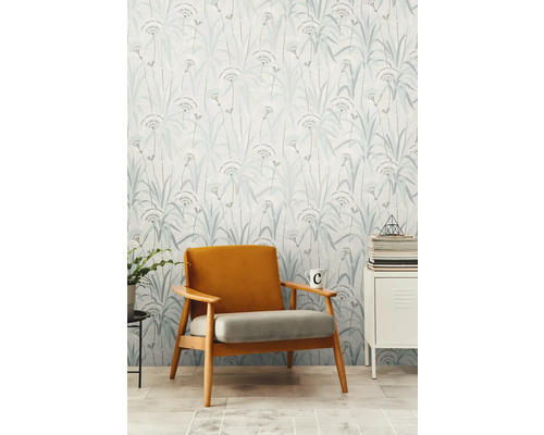 Wohnzimmer mit gemusterter Tapete, Sessel und Beistellschrank