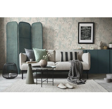 Wohnzimmer mit Sofa, Raumteiler, Couchtisch und dekorativen Elementen für eine gemütliche Atmosphäre.